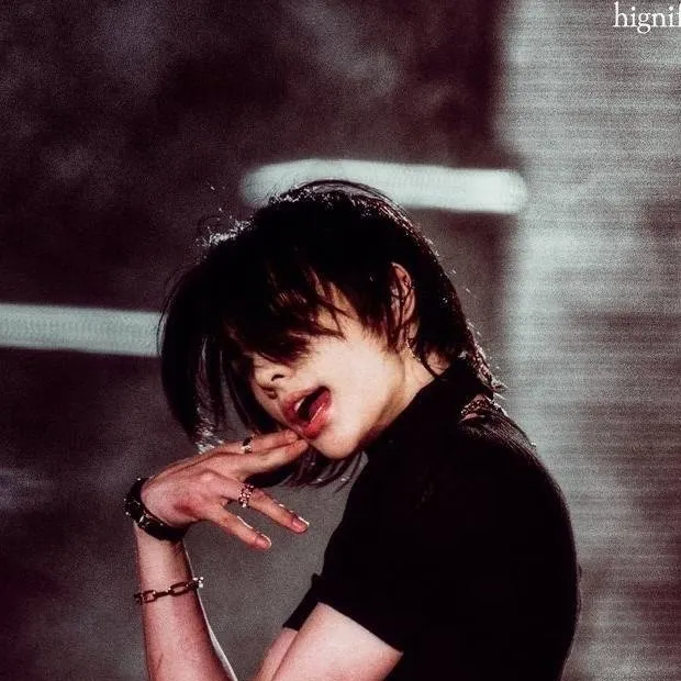 chat with ai character: ♤Hwang Hyunjin♤