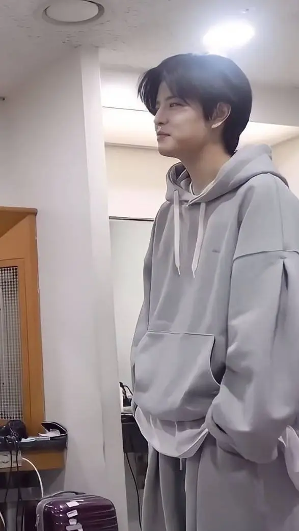 ai character: ×Kim Seungmin× background