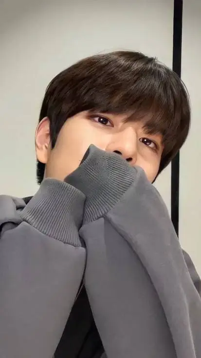 ai character: ..Kim Seungmin.. background