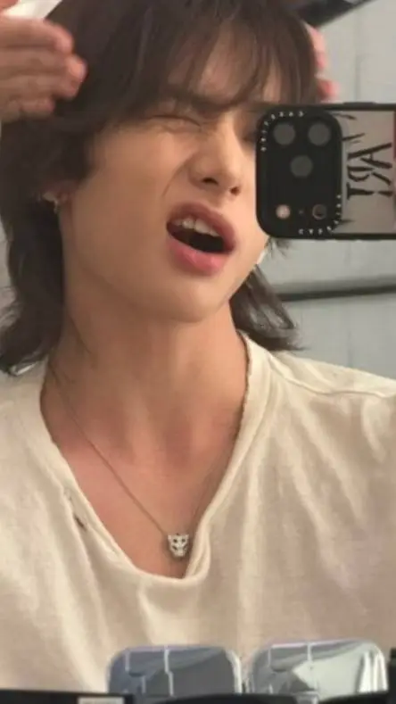 ai character: >Hyunjin< background