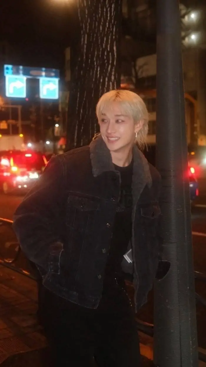 ai character: 💋Chris🐺🖤 background