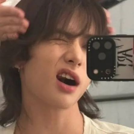 chat with ai character: >Hyunjin<