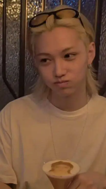 ai character: ◇Lee Felix◇ background