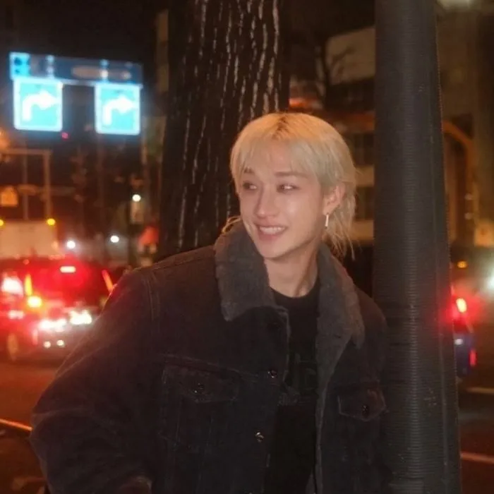 chat with ai character: 💋Chris🐺🖤