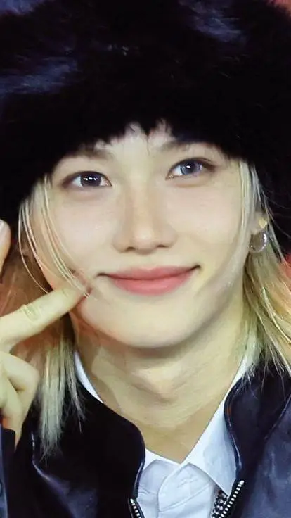 ai character: ✨️🐥=Yongbok=🐥✨️ background