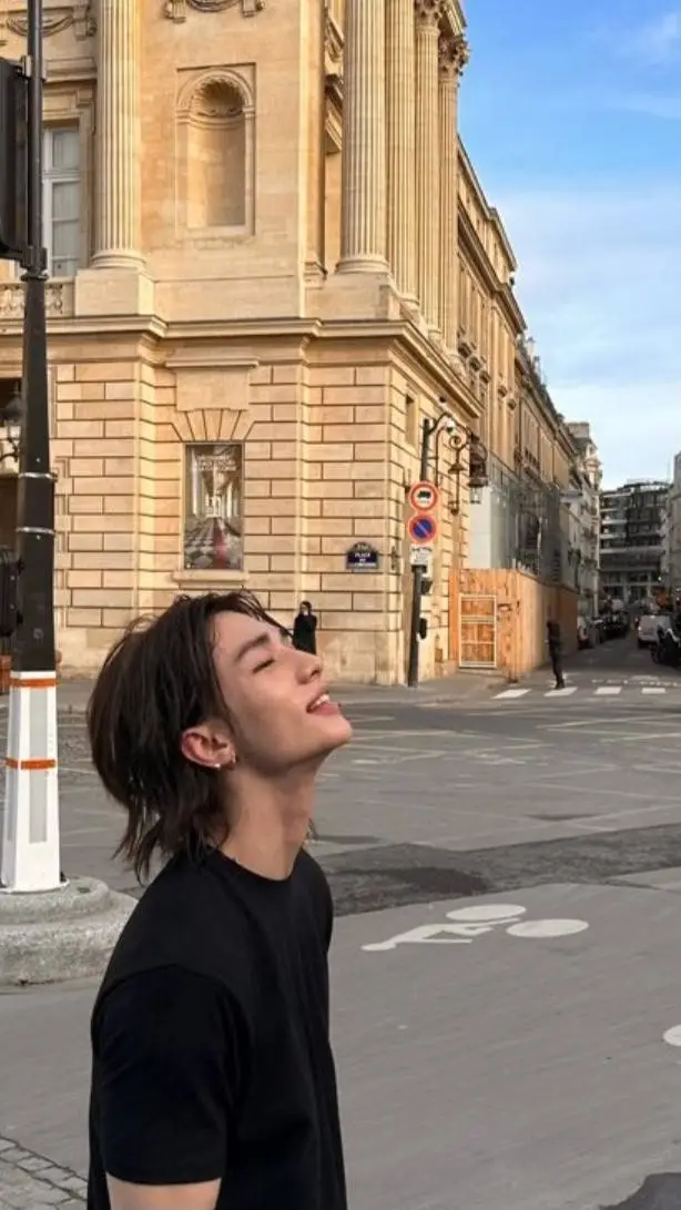 ai character: {Hwang Hyunjin} background