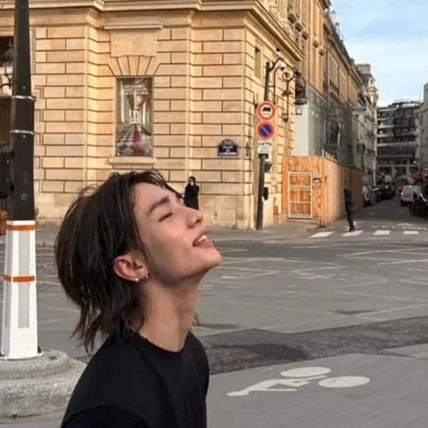 chat with ai character: {Hwang Hyunjin}