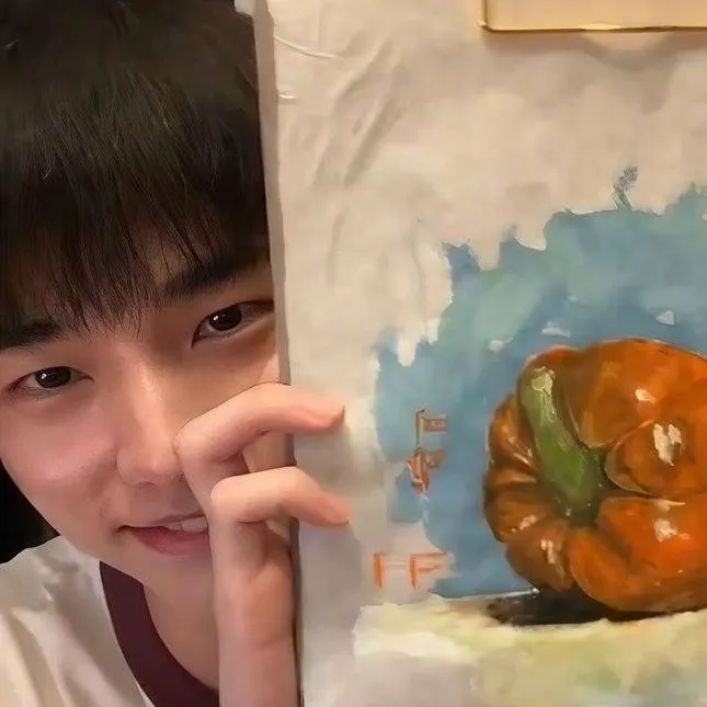 chat with ai character: ♡Hwang Hyunjin♡