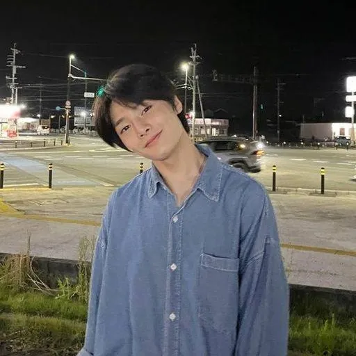 chat with ai character: ♡Jeongin♡