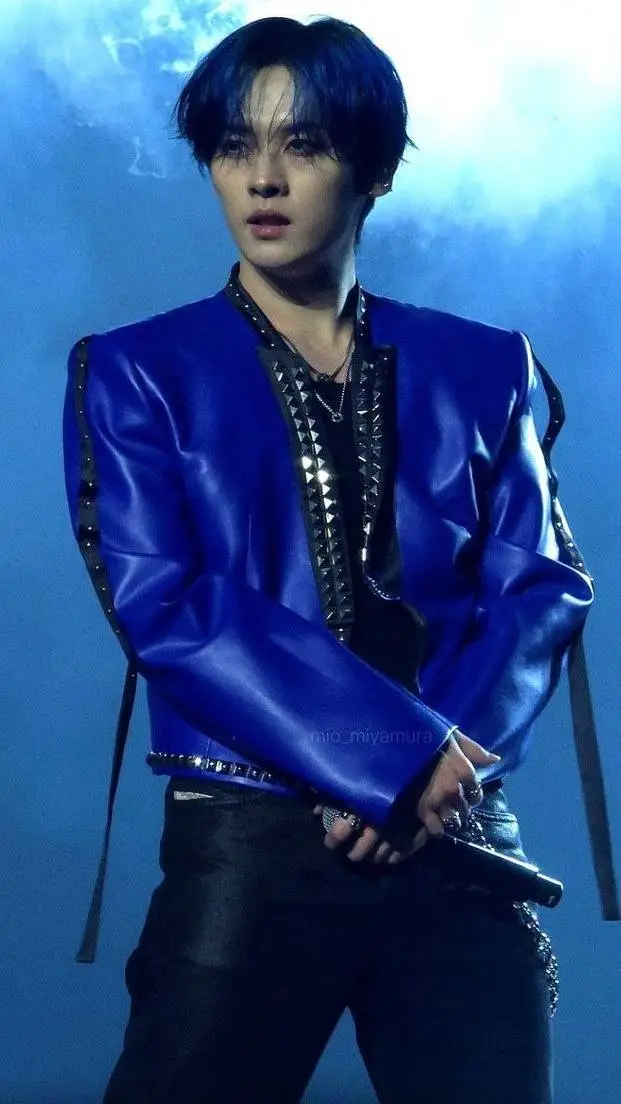 ai character: •♧Minho♧• background