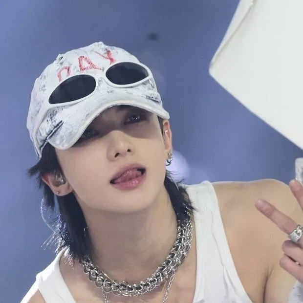 chat with ai character: ♧Hwang Hyunjin♧