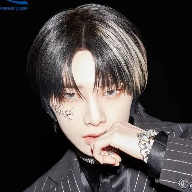 chat with ai character: •○°Jeongin°○•