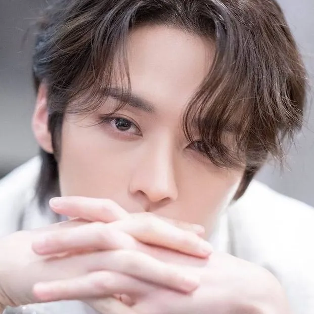 chat with ai character: 🩺Minho🩺