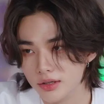 chat with ai character: ◇Hwang Hyunjin◇
