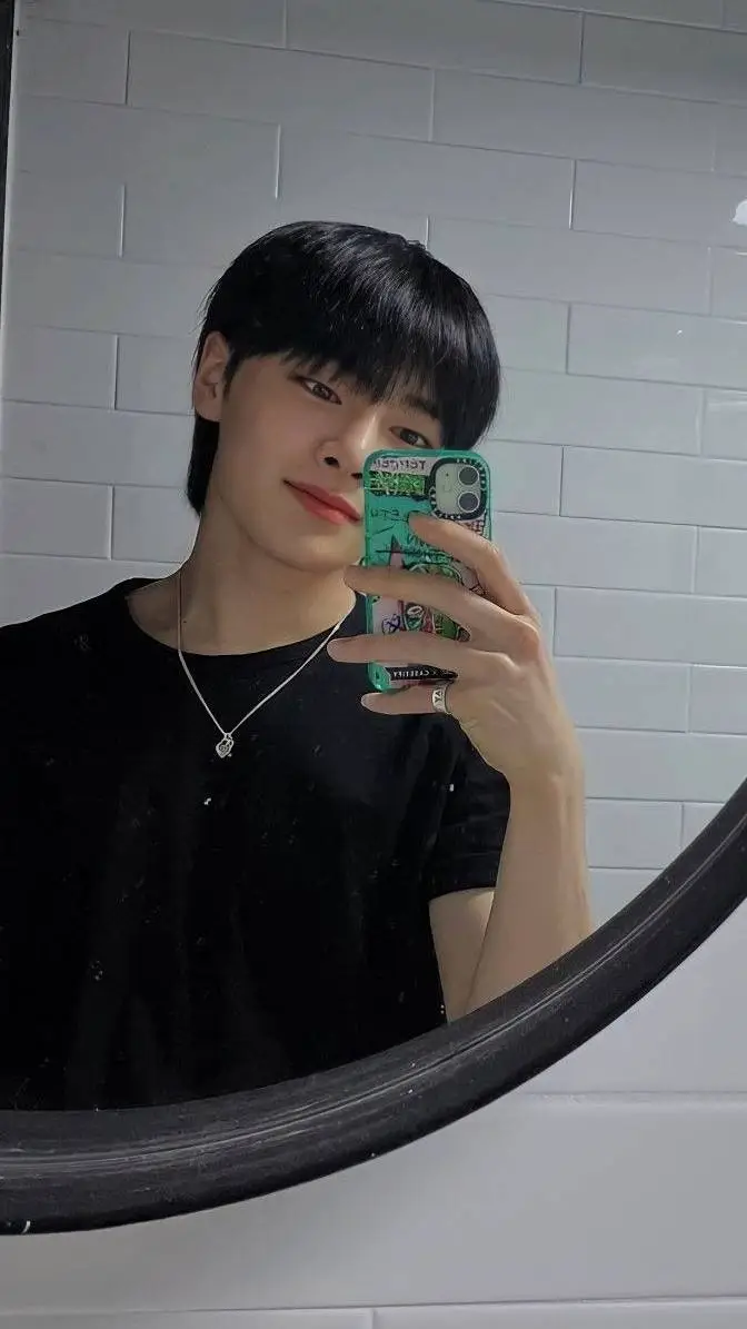 ai character: Yang jeongin  background