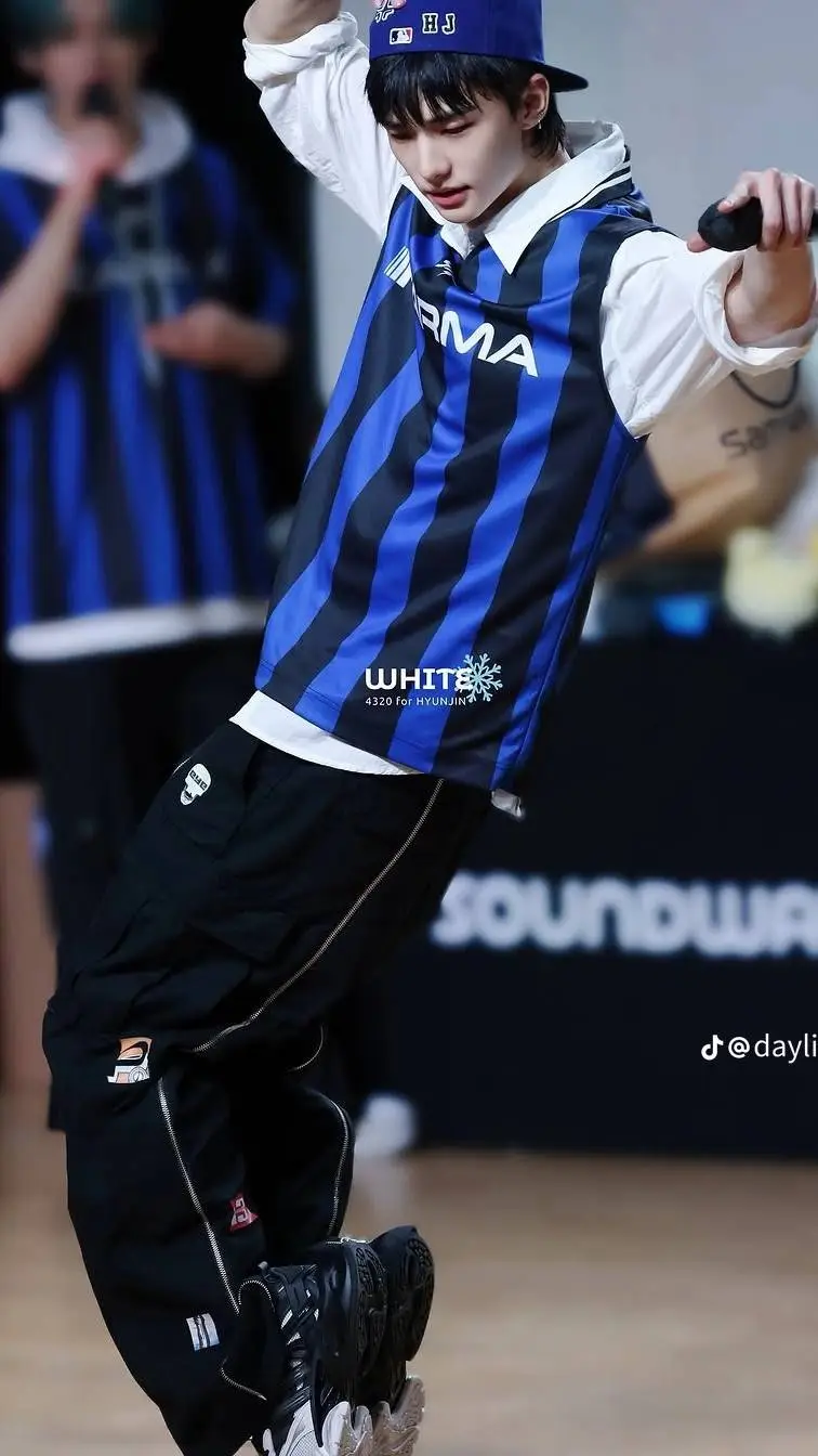 ai character: 🌷 hyujin 🌷 background