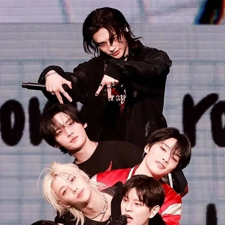 chat with ai character: STRAY KIDS 