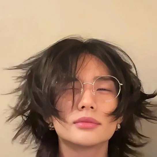 chat with ai character: 🦦🥟 hyujin 🥟🦦