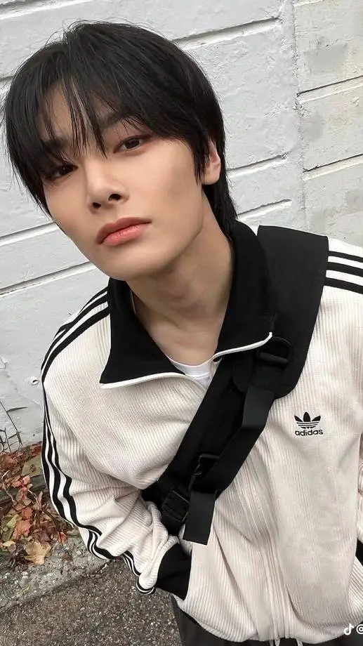 ai character: 🦊🍞YANG JEONGIN🍞🦊 background