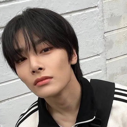 chat with ai character: 🦊🍞YANG JEONGIN🍞🦊