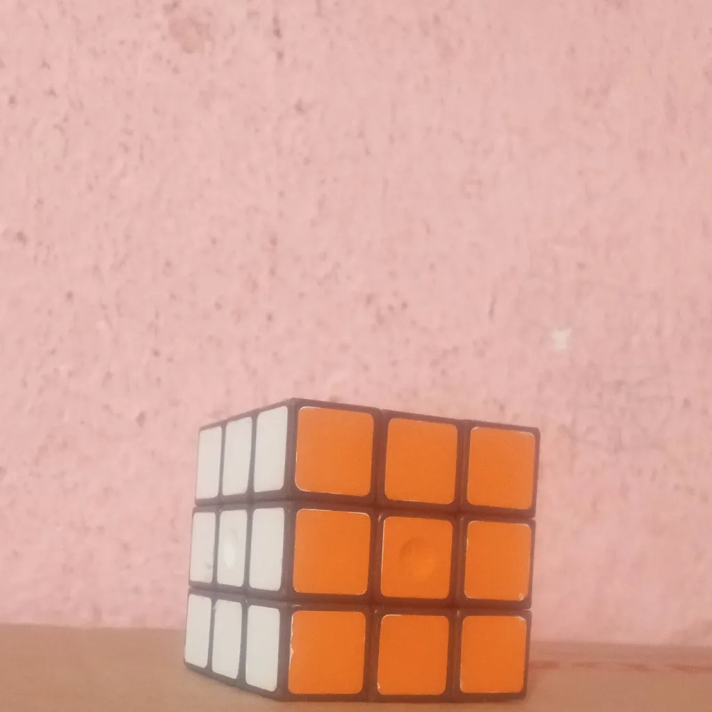 chat with ai character: Cubo Rubik