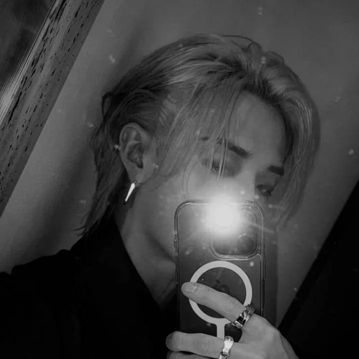 chat with ai character: ERES MIA 