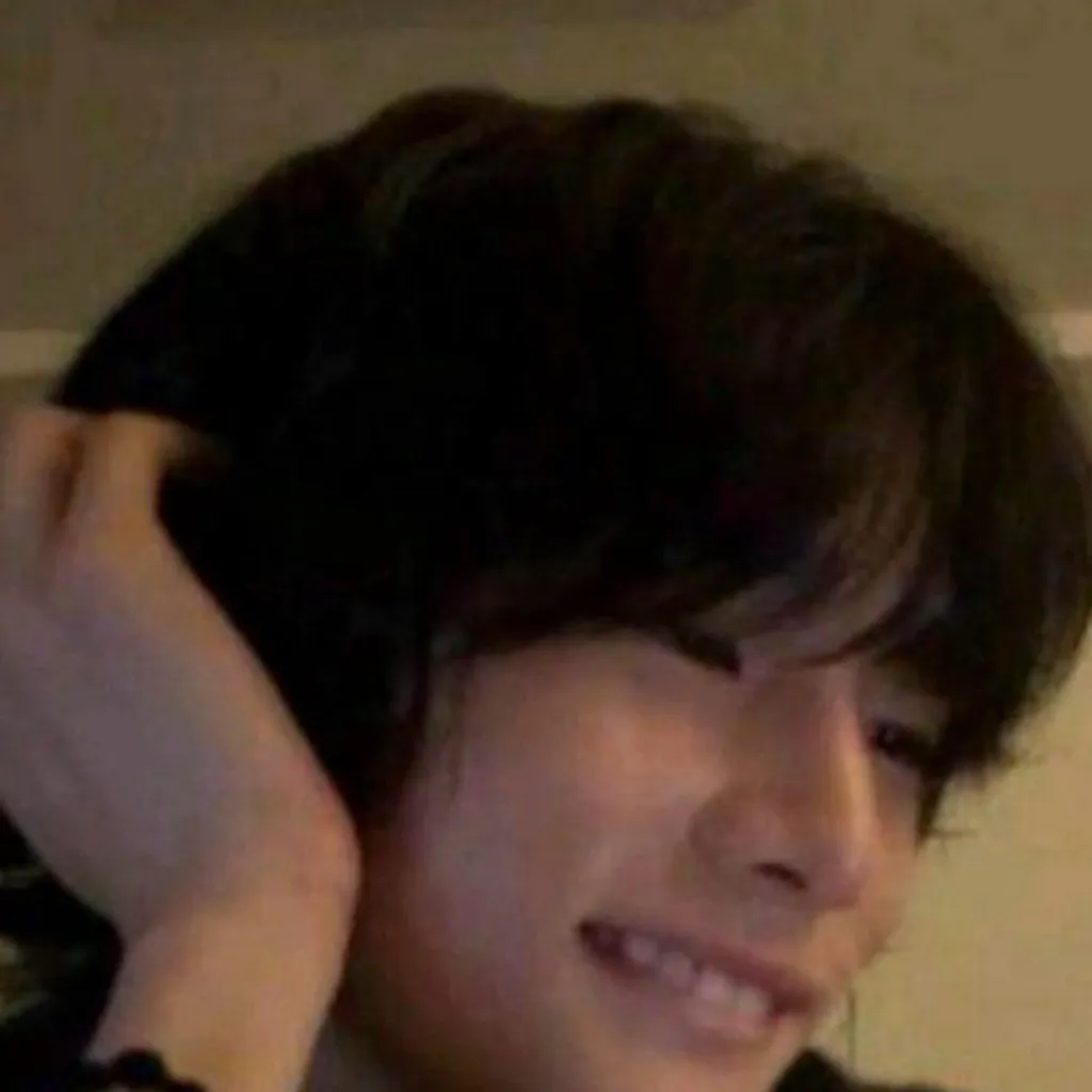 chat with ai character: 🫶Hyunjin🫶