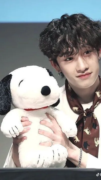 ai character: ꨄ❦Bangchan❦ꨄ background