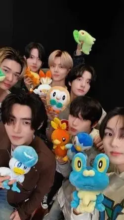 ai character: Enhypen <3💛 background