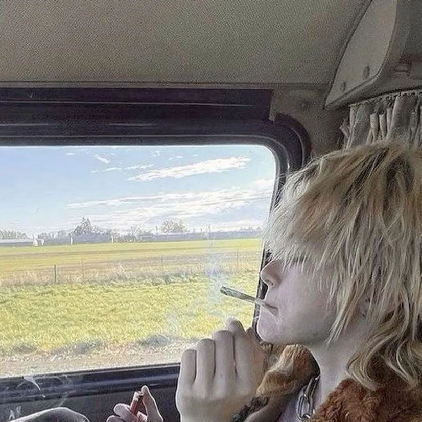 chat with ai character: Chloe