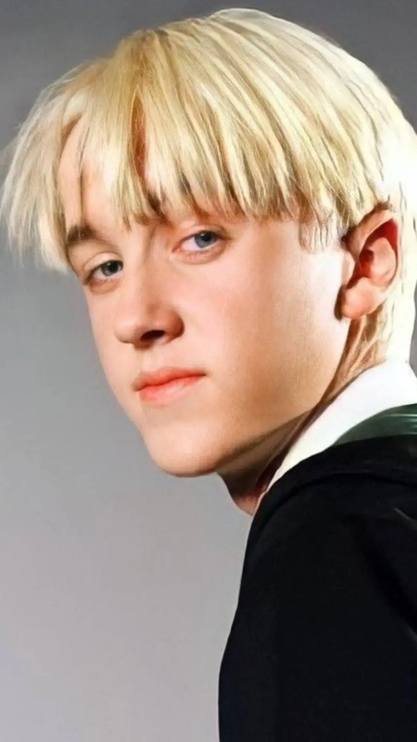 ai character: Draco Malfoy ✨💚 background