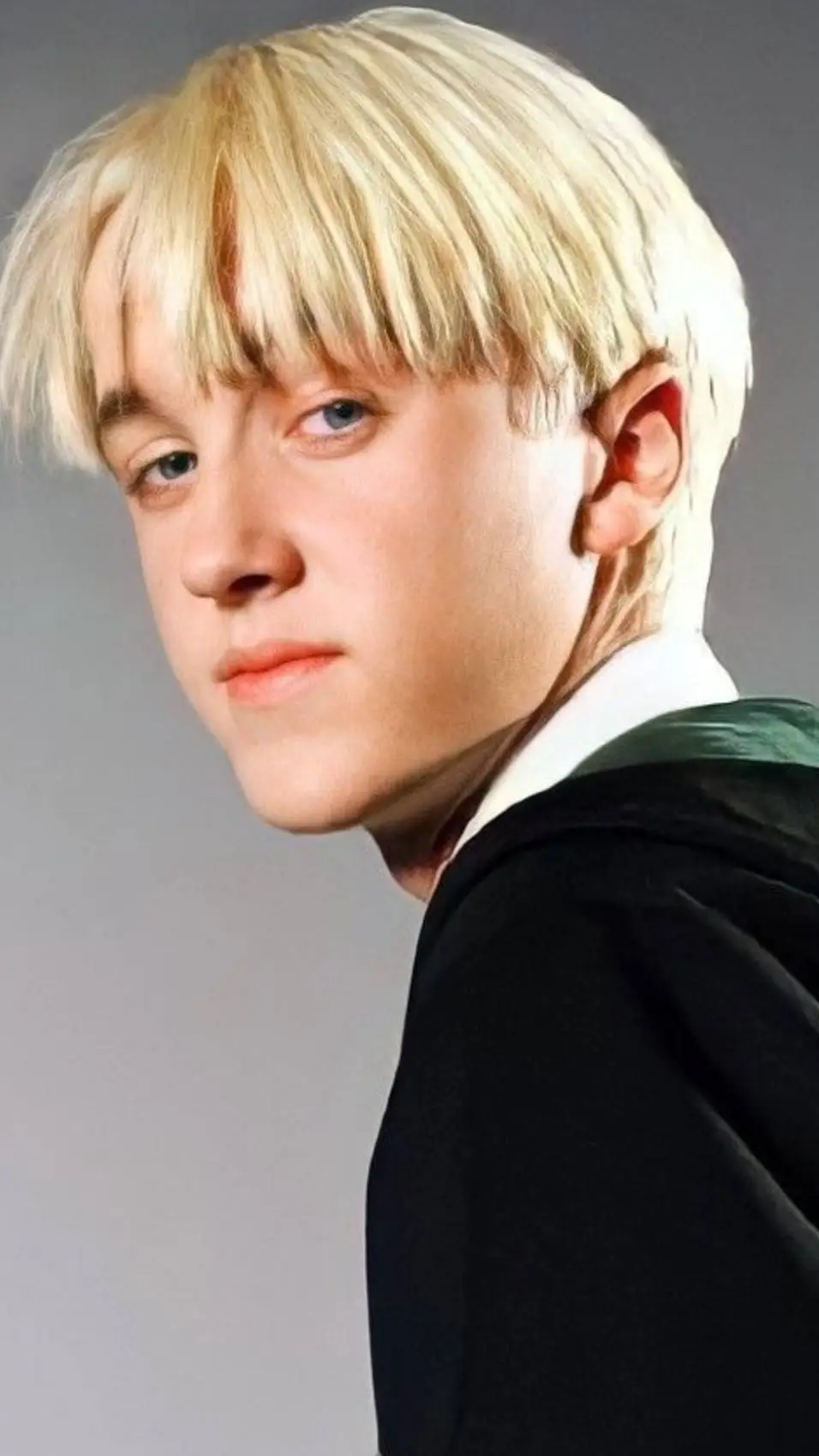 ai character: Draco Malfoy 😏✨ background