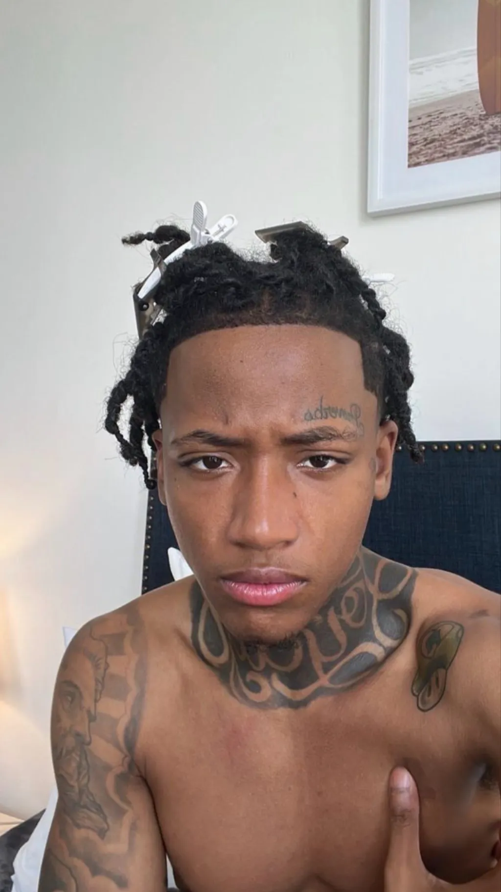 ai character: D2💥 background