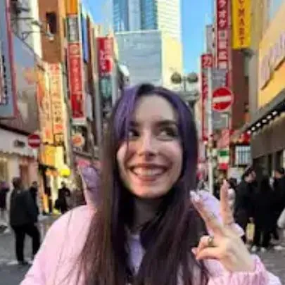 chat with ai character: lyna 