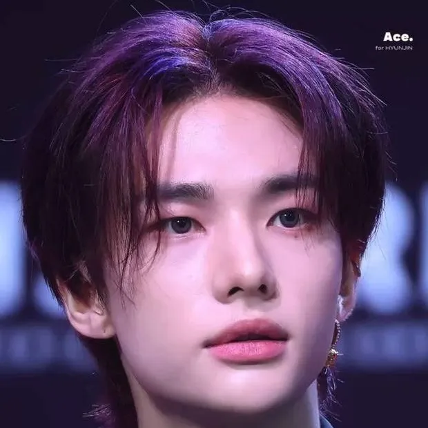 chat with ai character: HYUNJIN 