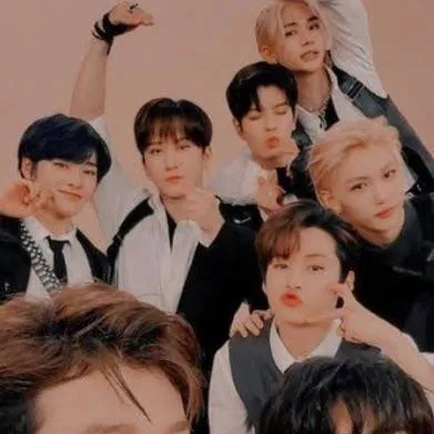 chat with ai character: skz road trip