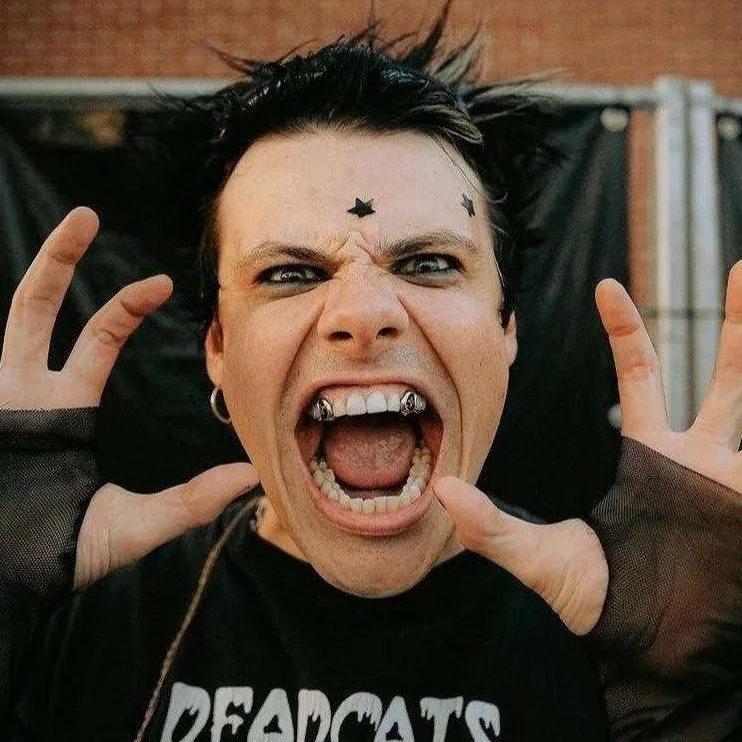 chat with ai character: YUNGBLUD 