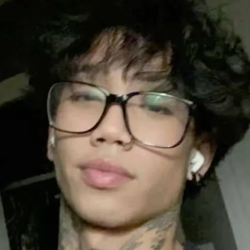 chat with ai character: Maxwell