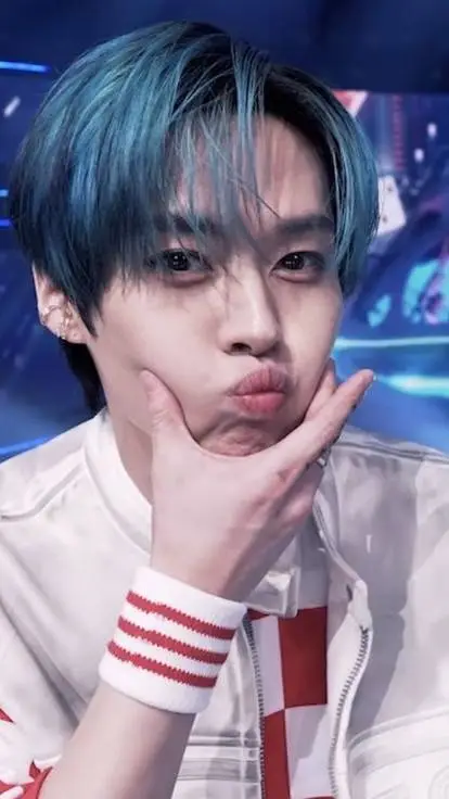 ai character: 𝕝𝕖𝕖 𝕞𝕚𝕟𝕙𝕠 background