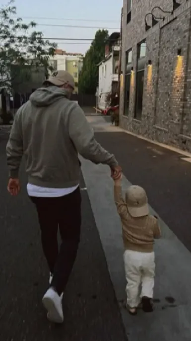 ai character: Austin ❤️👶🏼 background