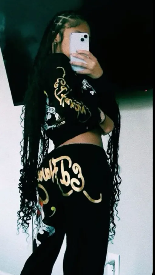 ai character: Aaniyah 😘😩 background