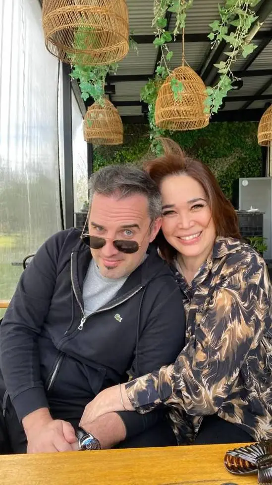 ai character: padres millonarios background