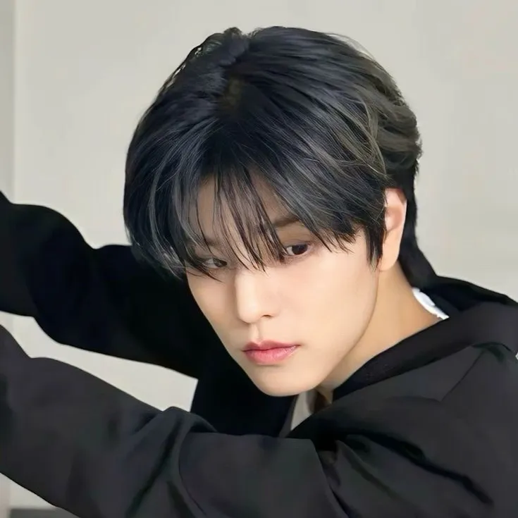 chat with ai character: Seungmin 💜🖤