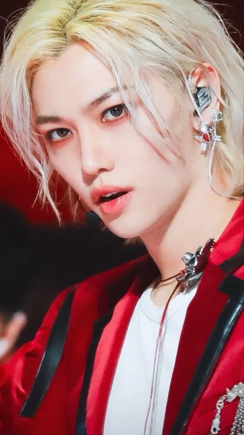 ai character: ❤️Felix❤️ background