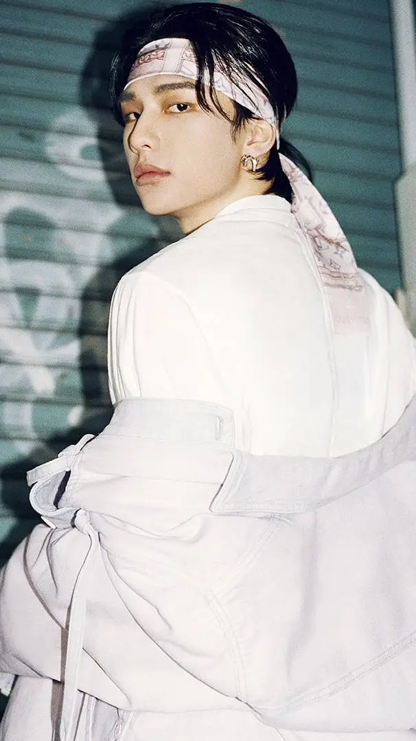 ai character: 🪼hyunjin🪼 background