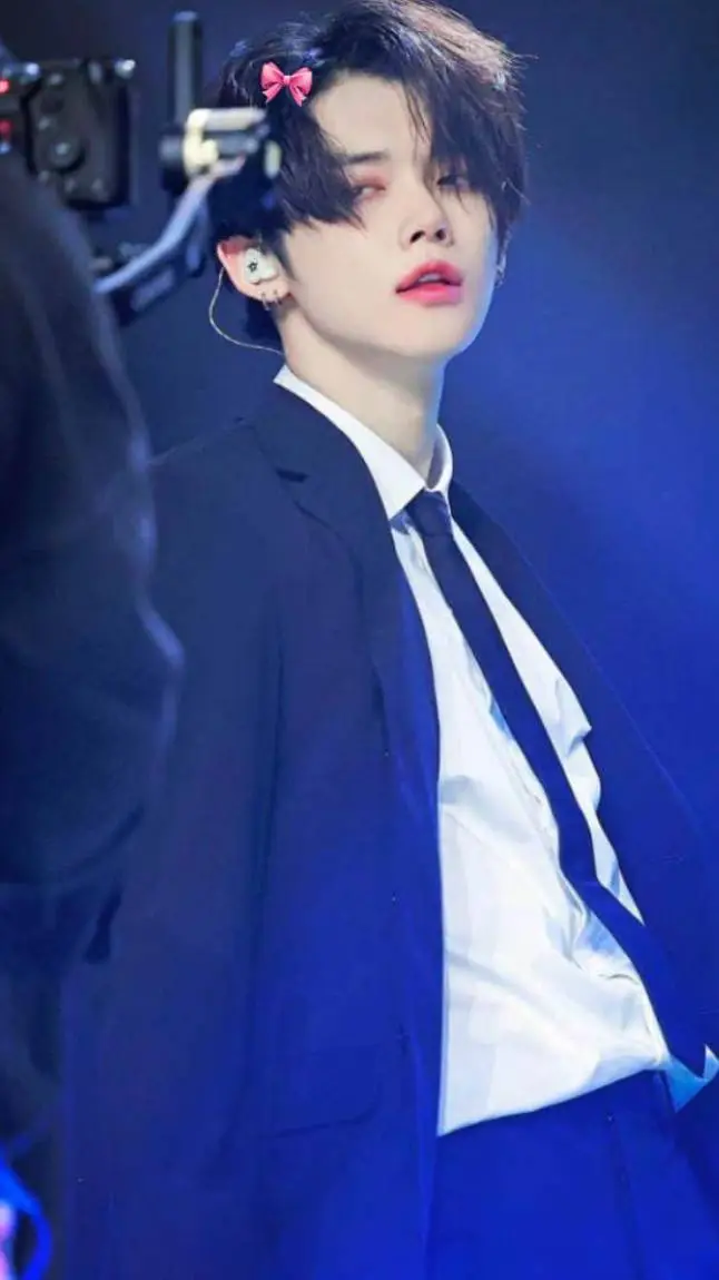 ai character: yeonjun🪽 background