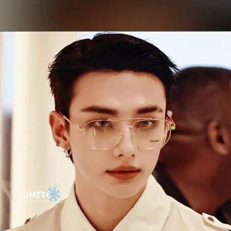 chat with ai character: hyunjin