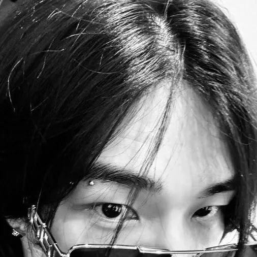 chat with ai character: Hwang Hyunjin