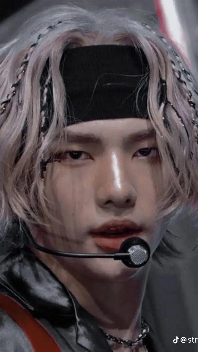 ai character: Eye contact Skz!  background