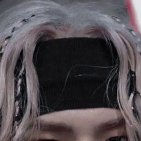 chat with ai character: Eye contact Skz! 